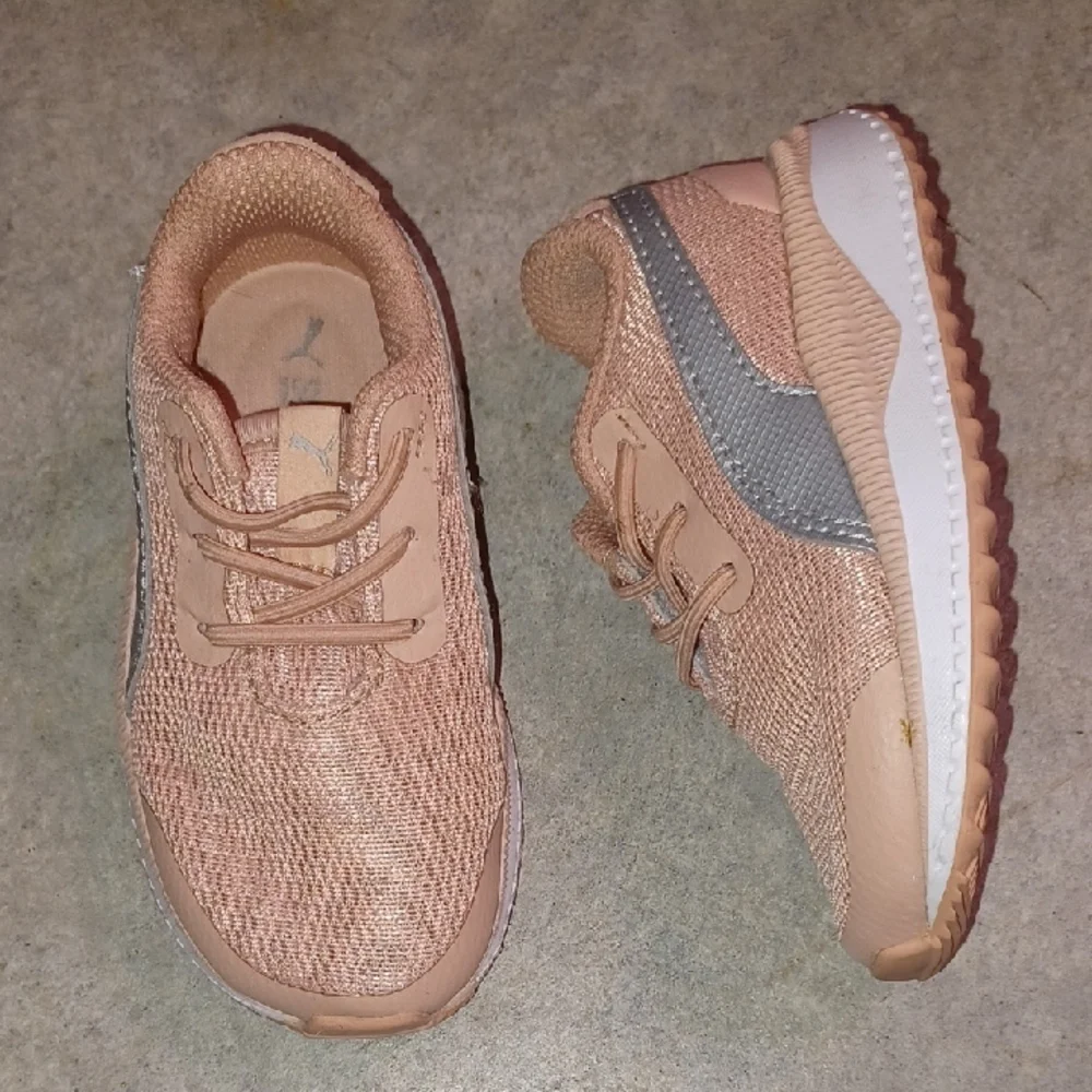 Puma Kids Sneakers in Peach and Gray Size 6